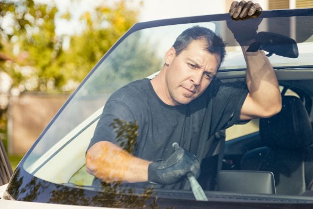 How To Tell If Windshield Is Installed Correctly: 6 Signs