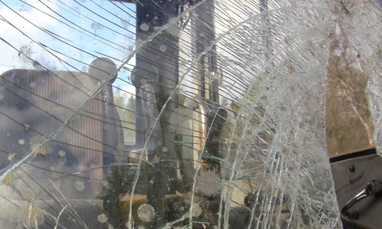 How to prevent windshield cracks