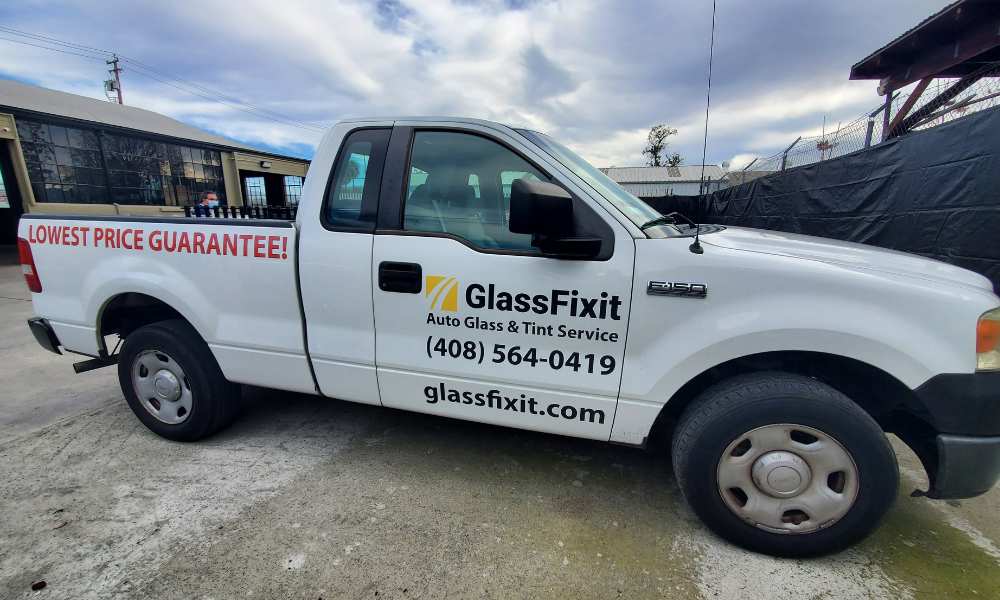 Emergency mobile auto glass repair