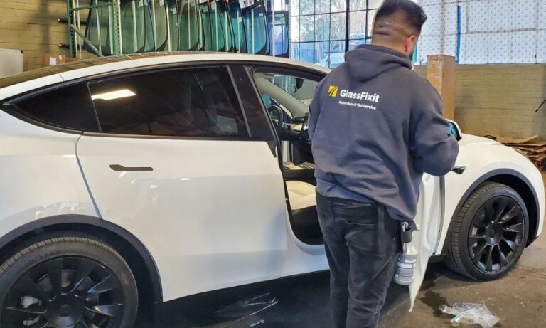 Right auto glass mechanic for car power windows